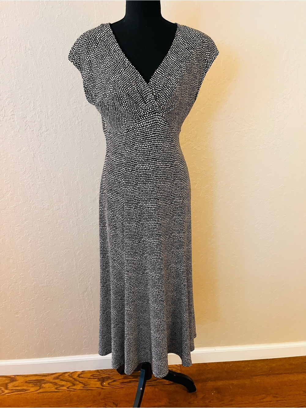 Jones New York Black and White V-Neck Maxi Dress